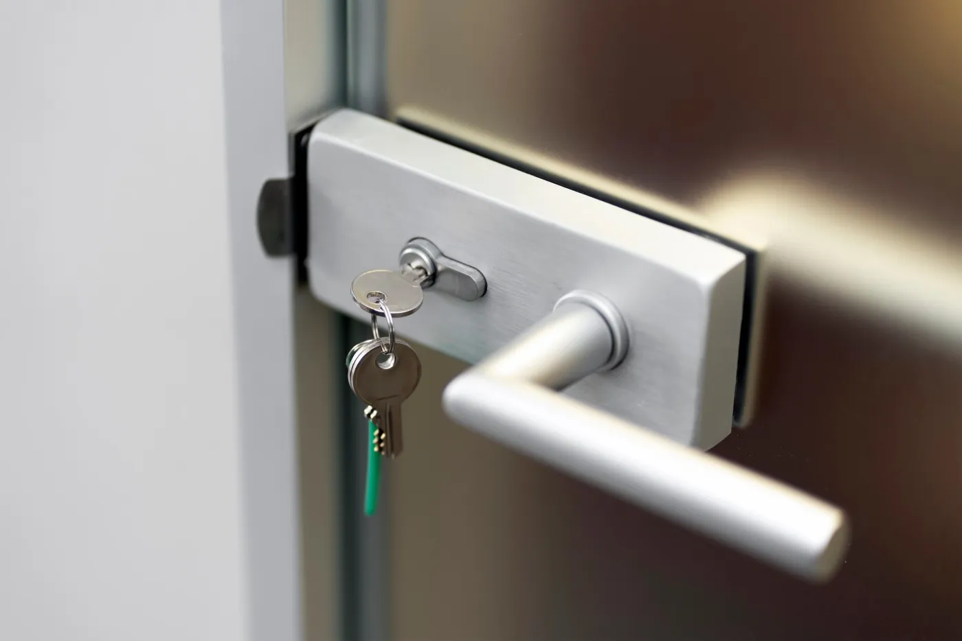 Clé dans le cylindre d'une porte sécurisée à Colombes